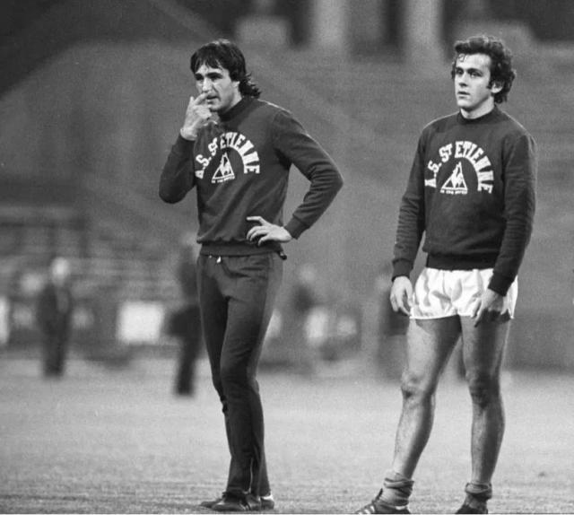 1671708948727040945.jpg w8.jpg