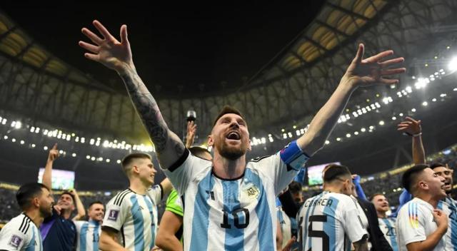 1671425550376058502.jpg messi diego.jpg